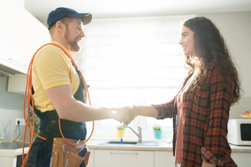 15:37Claude respondeu: 2-10 Home Buyers Warranty repair technician with a tool belt shaking hands with a smiling homeowner in a sunlit kitchen2-10 Home Buyers Warranty repair technician with a tool belt shaking hands with a smiling homeowner in a sunlit kitchen