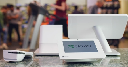 16:22Claude respondeu: Clover point-of-sale system with a branded touchscreen terminal and card reader on a retail counter with shoppers in the backgroundClover point-of-sale system with a branded touchscreen terminal and card reader on a retail counter with shoppers in the background