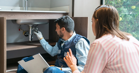 15:40Claude respondeu: Old Republic Home Protection plumber inspecting the pipes under a kitchen sink while a homeowner watches and pointsOld Republic Home Protection plumber inspecting the pipes under a kitchen sink while a homeowner watches and points
