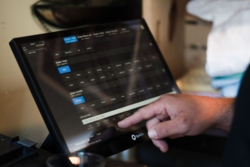 16:15Claude respondeu: Hand using a SpotOn point-of-sale touchscreen terminal to enter a drink order with modifier options displayedHand using a SpotOn point-of-sale touchscreen terminal to enter a drink order with modifier options displayed